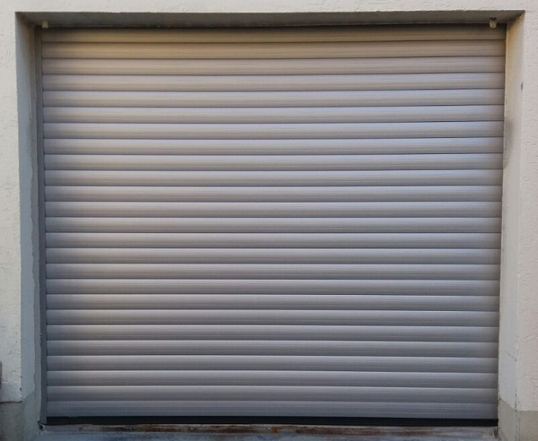 Lakal Aluminium Garagentore sind präzise gearbeitet, im Werk vorgefertigt und vor Ort von Haus-Bauelemente24 montiert